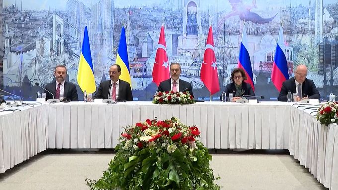 Delegace z Ruska, Ukrajiny a Turecka na setkání v Istanbulu.