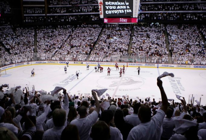 Fanoušci Phoenixu Coyotes při utkání s Nashvillem.