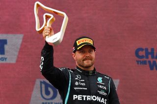 Valtteri Bottas z Mercedesu s trofejí za druhé místo ve VC Rakouska formule 1 2021