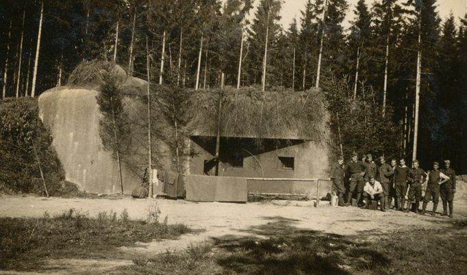 K obraně těžkého opevnění byly od srpna 1937 zřizovány speciální pevnostní útvary - hraničářské pluky. Jejich zvláštností byl mimo jiné fakt, že k nim bylo přidělováno výhradně mužstvo české a slovenské národnosti, navíc zvláště prověřené z hlediska státní spolehlivosti.Na snímku je izolovaný pěchotní srub MO-S 30 ,,Dolní dvoják". Byl vybudován v lese nedaleko Bohuslavic na Hlučínsku a obsazovali ho příslušníci 6./4. hraničářské roty.