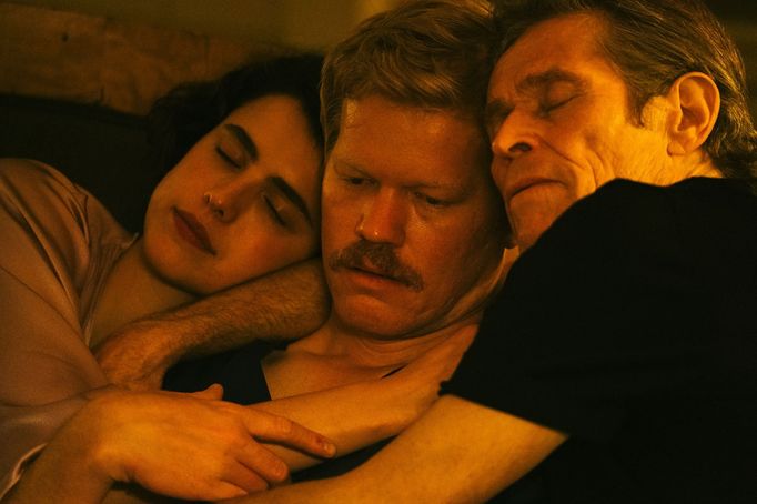 Margaret Qualley, Jesse Plemons a Willem Dafoe.