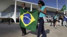 People walk with the Brazilian national flag as they visit the wake of architect Oscar Niemeyer at the Planalto Palace December 6, 2012. Niemeyer, a towering patriarch of modern architecture who shaped the look of modern Brazil and whose inventive, curved designs left their mark on cities worldwide, died late on Wednesday. He was 104. Niemeyer had been battling kidney and stomach ailments in a Rio de Janeiro hospital since early November. His death was the result of a lung infection developed this week, the hospital said, little more than a week before he would have turned 105. REUTERS/Ueslei Marcelino (BRAZIL - Tags: OBITUARY SOCIETY) Published: Pro. 6, 2012, 8:22 odp.