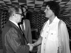 Muammar Kaddáfí a Lubomír Štrougal v roce 1984.