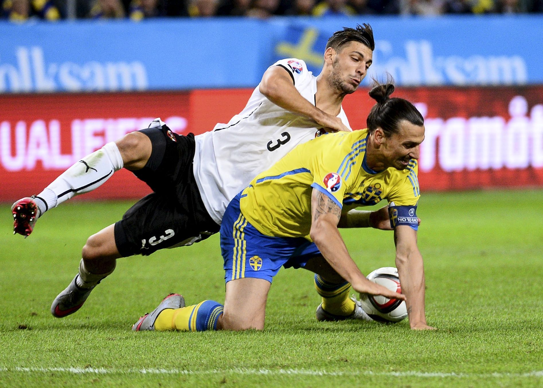 Švédsko - Rakousko: Rakušan Aleksandar Dragovic v souboji se Švédem Zlatanem Ibrahimovicem.