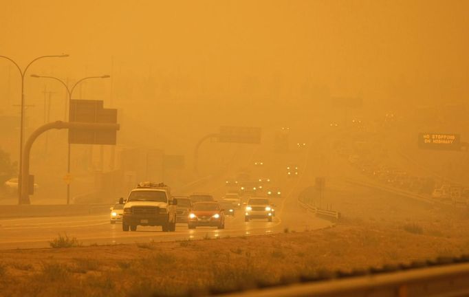 Smoke from the Waldo Canyon fire engulfs the I-25 north of Colorado Springs in Colorado June 26, 2012. A monster Colorado wildfire raging near some of the most visited tourist areas in the state took a turn for the worse on Tuesday as hot winds pushed flames north, prompting the evacuation of 7,000 more people, officials said. REUTERS/Rick Wilking (UNITED STATES - Tags: DISASTER ENVIRONMENT TPX IMAGES OF THE DAY) Published: Čer. 27, 2012, 12:43 dop.