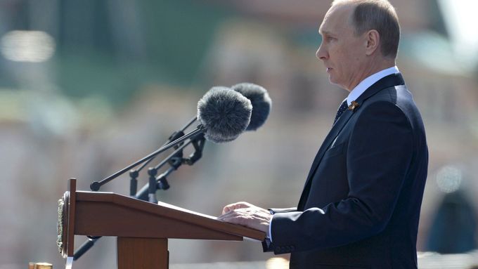 Vladimir Putin na vojenské přehlídce v Moskvě