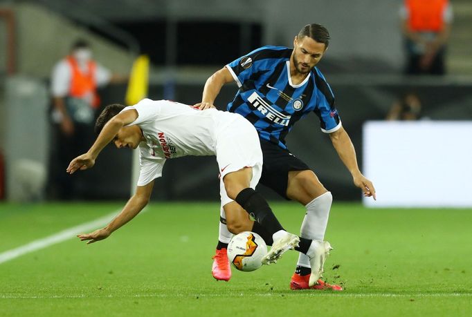 Danilo D'Ambrosio a Sergio Reguilon ve finále EL Sevilla - Inter Milán