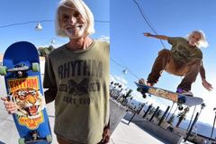 Šedesátiletý senior vyučuje triky na skateboardu. Ke sportu přivedl stovky poflakujících se dětí