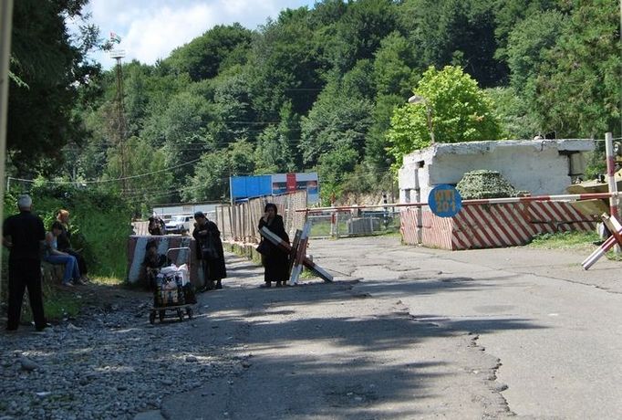 Abcházie v úterý uzavřela hraniční přechod mezi jejím územím a Gruzií. Desítky lidí - převážně Gruzínů žijících na abcházské straně, přijížděly ve středu k hranici, ale odjížděli s nepořízenou.