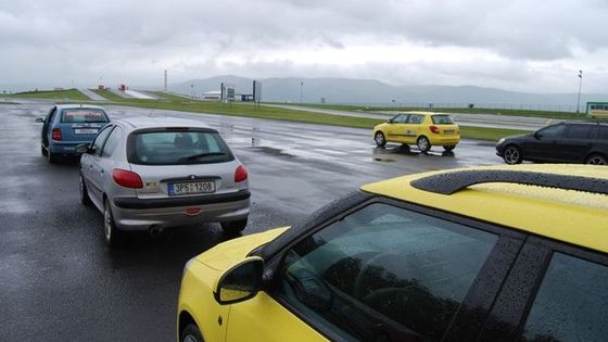 Vyzkoušejte si smyk v bezpečí. Takhle vypadá výuka bezpečné jízdy