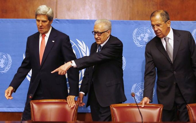 Americký ministr zahraničí John Kerry, zmocněnec OSN pro Sýrii Lachdar Brahimi a ruský šéf diplomacie Sergej Lavrov na jednání v Ženevě.