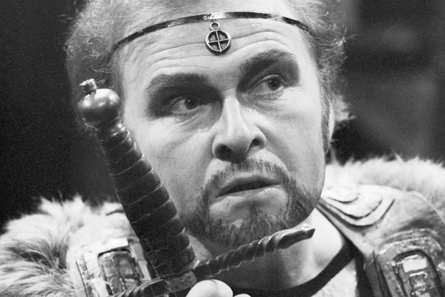 Luděk Munzar (Jarlo Skule) ve hře norského dramatika J.Ibsena "Nápadníci trůnu" na scéně Smetanova divadla  v Praze. Rok 1978