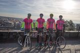 Všech sedm mužů se jízdě na koloběžce věnuje ve volném čase, na focení se tedy sešli čtyři z odvážlivců, kteří chtějí příští rok zdolat Giro d'Italia.