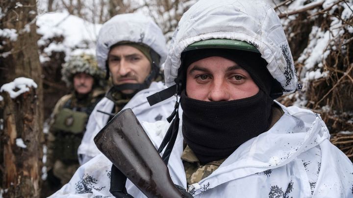 V zasněžených zákopech a bílé kamufláži. Tito výsadkáři zadržují ruskou ofenzivu; Zdroj foto: Reuters