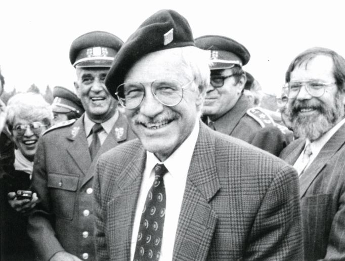 Říjen 1992: premiér ČR Václav Klaus u prostějovské výsadkové brigády. Zleva šéf armády K. Pezl, náčelník zpravodajství J. Kozojed a náměstek ministra obrany J. Pospíšil.