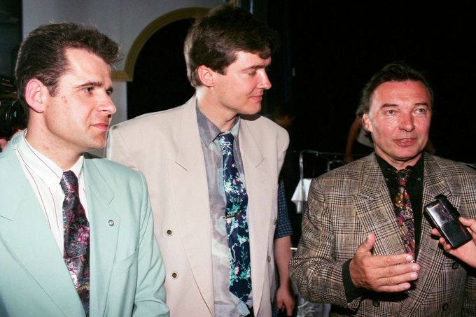 František Mrázek (vlevo), Miroslav Provod a Karel Gott na tiskové konferenci k založení Nadace Karla Gotta Interpo, Praha, 10. června 1993.