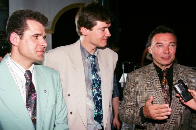 František Mrázek (vlevo), Miroslav Provod a Karel Gott na tiskové konferenci k založení Nadace Karla Gotta Interpo, Praha, 10. června 1993.