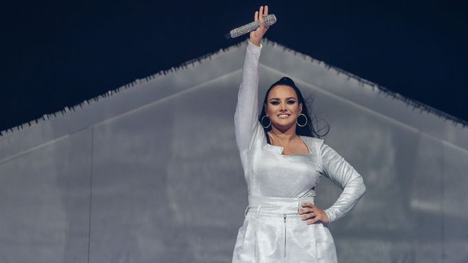Recenze: Královna českého popu Ewa Farna vyprodala O2 arenu. Přivedla Dyka i manžela