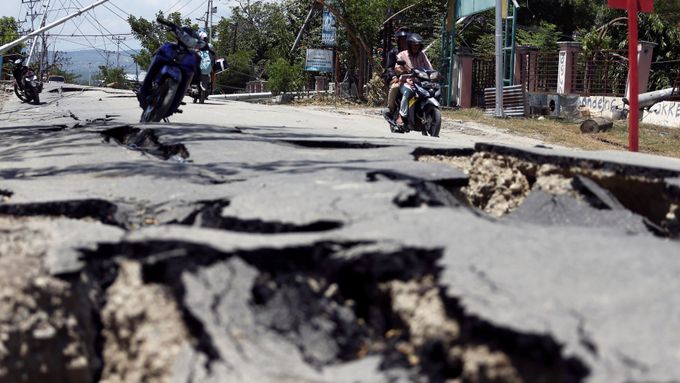 Následky ničivého tsunami v Indonésii