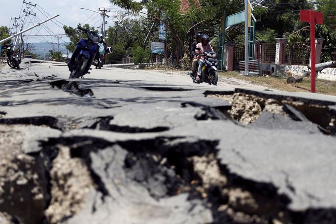 Následky ničivého tsunami v Indonésii