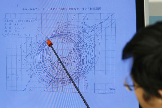 Japan Meteorological Agency's earthquake and tsunami observations division director Akira Nagai points to a spot on the map showing the quake centre during a news conference in Tokyo February 12, 2013. Seismic activities detected at around 0300 GMT in North Korea may be the result of a nuclear test, Japan's top government spokesman said on Tuesday. REUTERS/Toru Hanai (JAPAN - Tags: POLITICS MILITARY TPX IMAGES OF THE DAY) Published: Úno. 12, 2013, 5:42 dop.