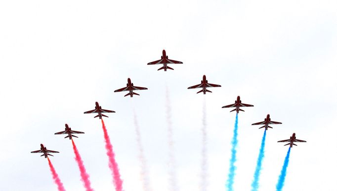 Akrobatický tým Red Arrows před startem VC Británie F1 2025