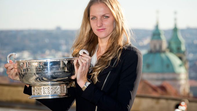 Karolína Plíšková s vítěznou fedcupovou trofejí.