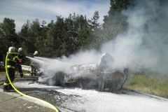 U Brna havarovalo a hořelo auto, dálnice D1 stála