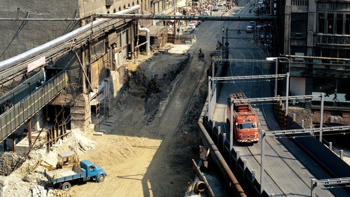 Obrazem: Jáma vedle jámy. Takhle vypadala Praha, když se stavělo metro
