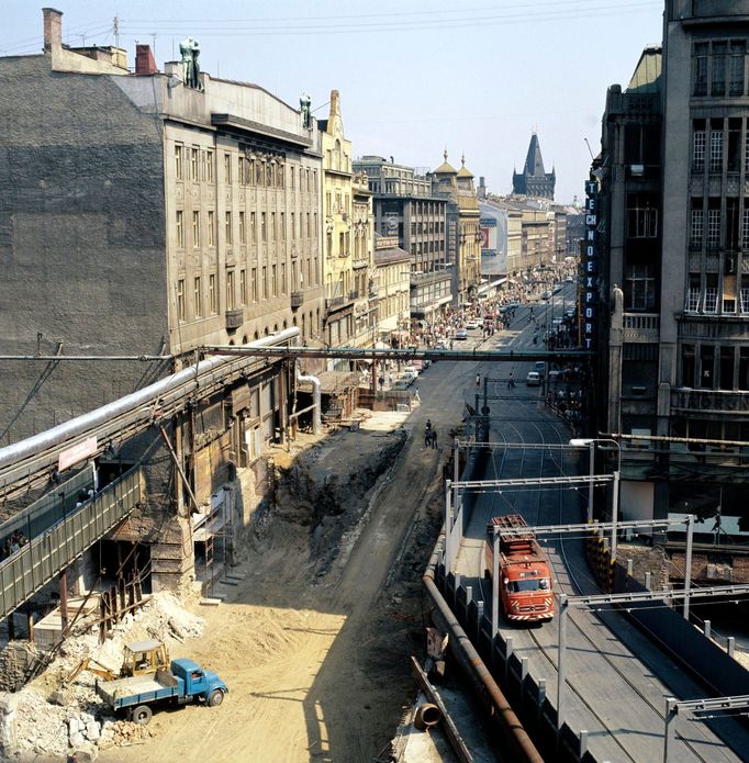 Výstavba metra, trasa A - pohled z Můstku do ulice Na Příkopě. Snímek z roku 1976