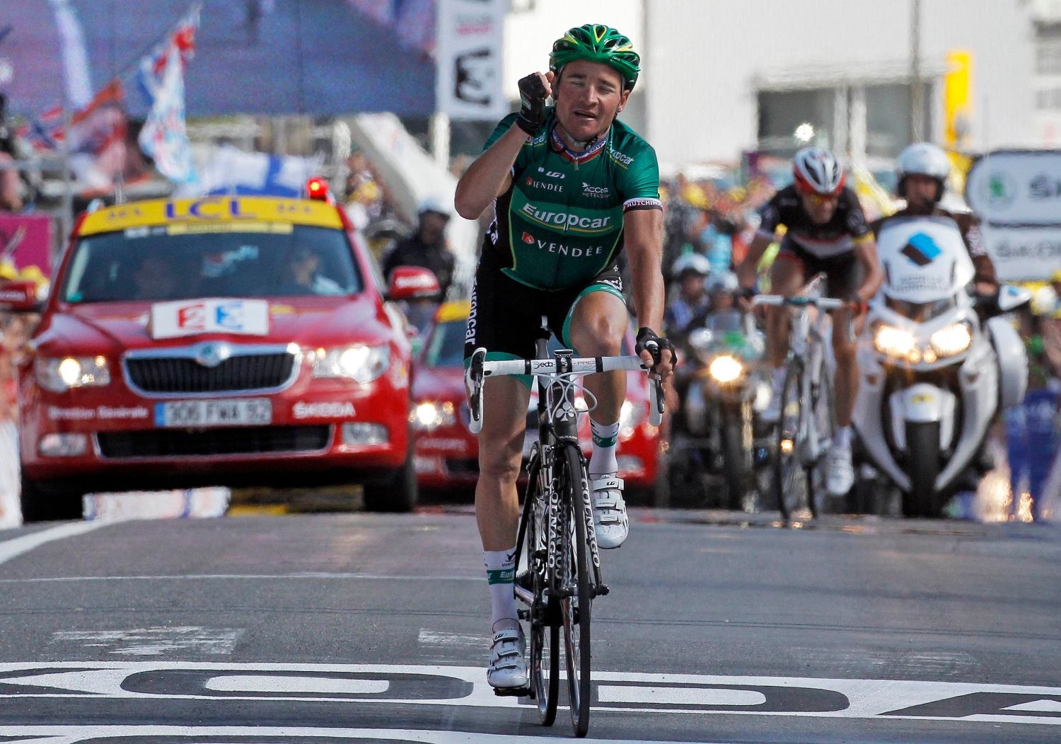 Francouzský cyklista Thomas Voeckler ze stáje Europcar se raduje z vítězství v desáté etapě Tour de France 2012.