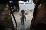 Děti mají nakázáno žebrat na ulici. Na chvíli tak vypadnou z prostředí špinavého slumu.