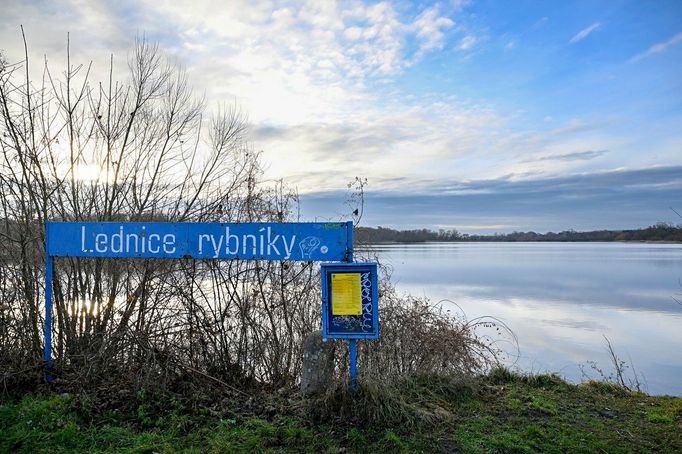 Rybník u vlakové zastávky Lednické rybníky. Národní přírodní rezervace Lednické rybníky na Břeclavsku. Jižní Morava. 5. 1. 2023.