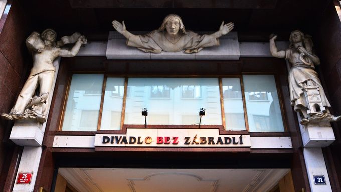 Divadlo Bez zábradlí sídlí v pražské Jungmannově ulici.