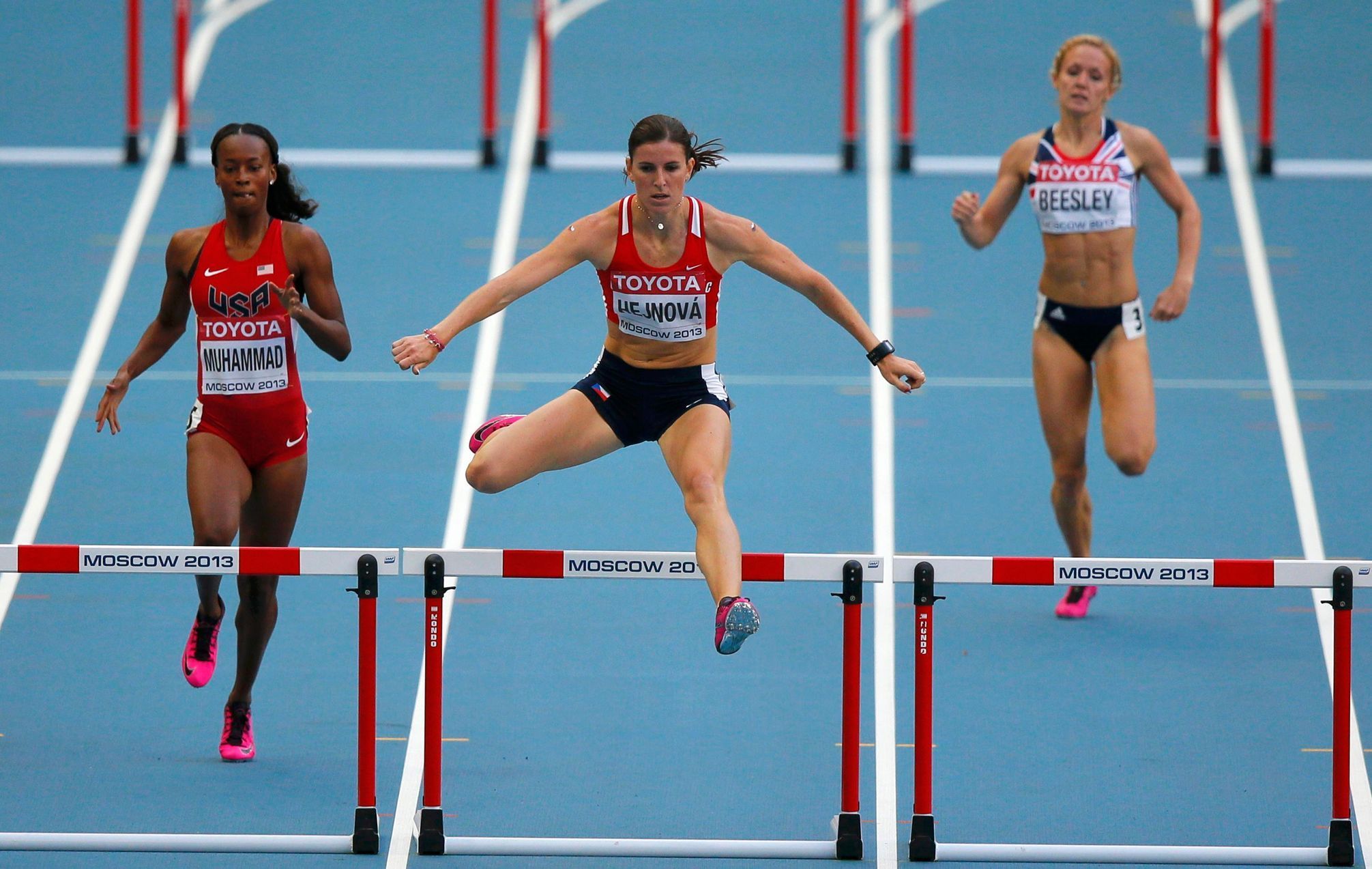MS v atletice 2013, 400 m př. - semifinále: zleva Dalilah Muhammadová, Zuzana Hejnová a Meghan Beesleyová