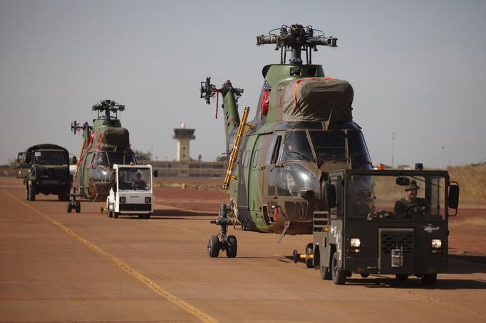 French helicopters arrive at an air base in Bamako, Mali January 16, 2013. French troops launched their first ground assault against Islamist rebels in Mali on Wednesday in a broadening of their operation against battle-hardened al Qaeda-linked fighters who have resisted six days of air strikes. REUTERS/Joe Penney (MALI - Tags: MILITARY POLITICS CONFLICT TRANSPORT) Published: Led. 16, 2013, 5:35 odp.