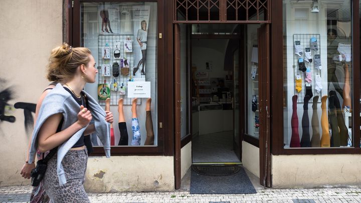 Ukrajincům vstup zakázán, stálo údajně ve výloze. Fotomontáž, tvrdí majitelé obchodů; Zdroj foto: Jakub Plíhal