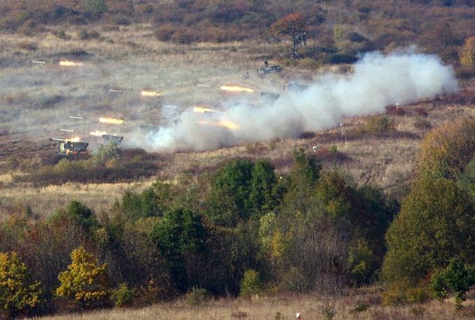 A bylo se na co dívat. Zde salva osmi raketometů ráže 122mm na podvozku Tatra T 813.