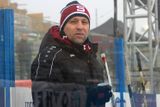 Hlavní trenér Sparty Josef Jandač zůstal během tréninku na střídačce a občerstvoval se teplým čajem...
