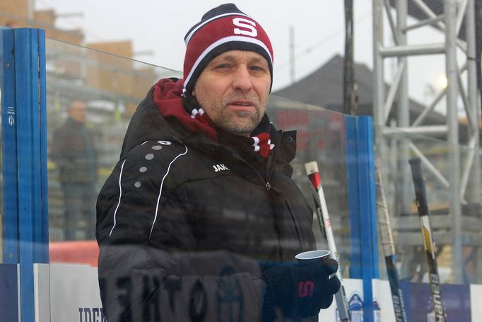 Pražská Sparta vyzkoušela dopoledne před zápasem s Kometou led na improvizovaném stadionu za Lužánkami.