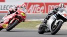 V kategorii do 250 ccm spolu svedli boj do posledního kola Hiroshi Aojama a Alvaro Bautista