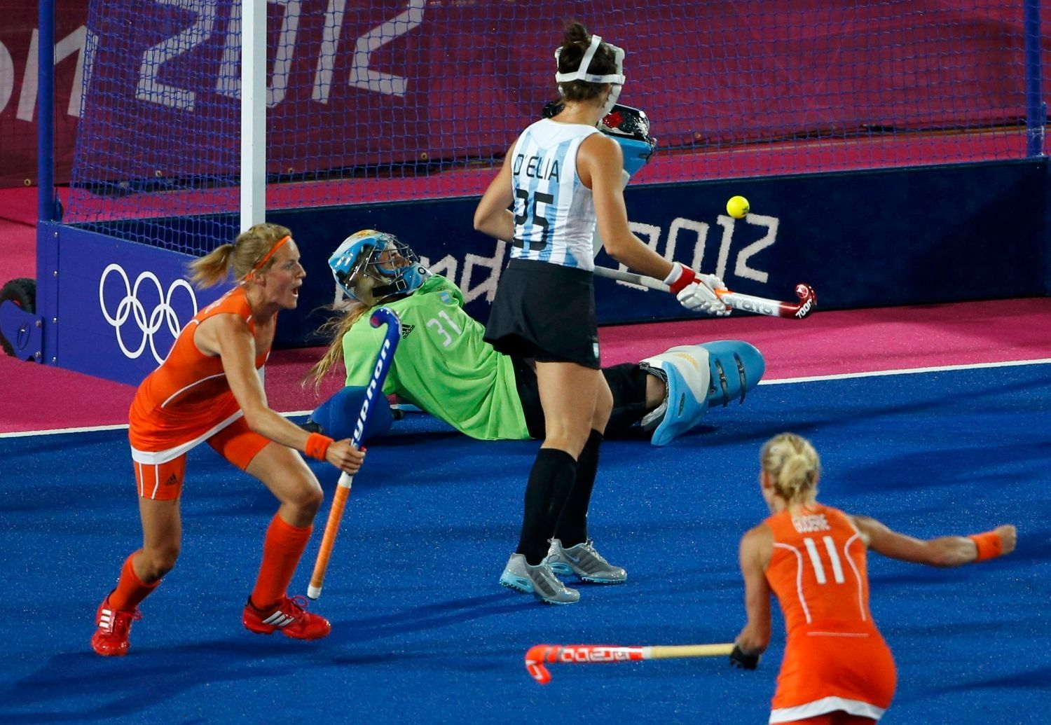 Argentinské pozemní hokejistky během prohraného finále s Nizozemkami na OH 2012 v Londýně.