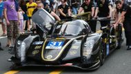 Start vozů Lotus-Praga T128 byl na chvíli ohrožen kvůli sporu o údajné závazky vůči konstruktérské firmě. Exekutoři přes noc zabavili dokonce i volanty. Všechno se naštěstí u rychle pracujícího francouzského soudu vysvětlilo a Charouz a jeho kolegové mohli závodit.