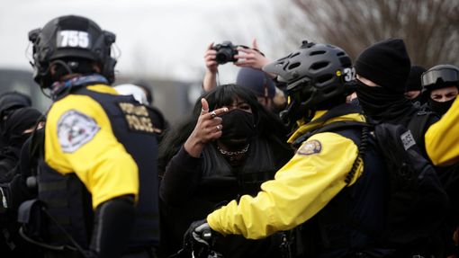 Žena se dohaduje s policií během protestu po inauguraci Joea Bidena v Portlandu, Oregonu.