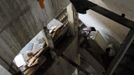 Squatters carry a fridge on the stairs of a building at an industrial complex in the Poble Nou neighbourhood of Barcelona July 16, 2012. The squatters said that a police order to evict them from the complex was postponed by a judge on Monday. REUTERS/Albert Gea (SPAIN - Tags: SOCIETY REAL ESTATE BUSINESS POVERTY) Published: Čec. 16, 2012, 5:08 odp.