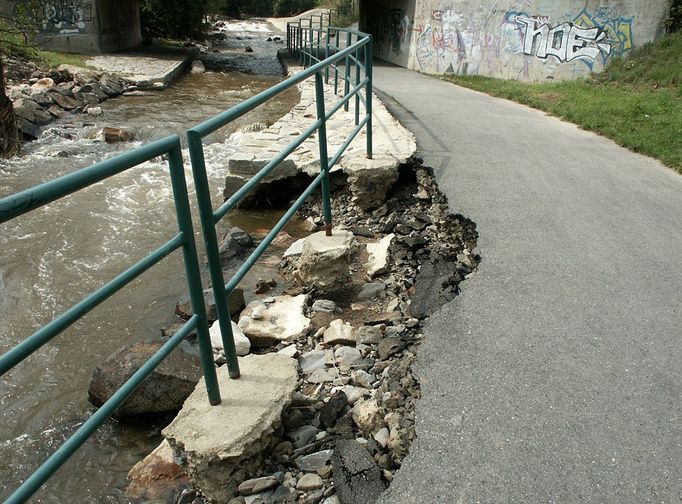 Při povodních v srpnu 2002 se také rozvodnila říčka Chomutovka, která tvoří levostranný přítok řeky Ohře. Na fotografii vidíte její poškozené koryto (snímek byl pořízen poté, co opadla velká voda).