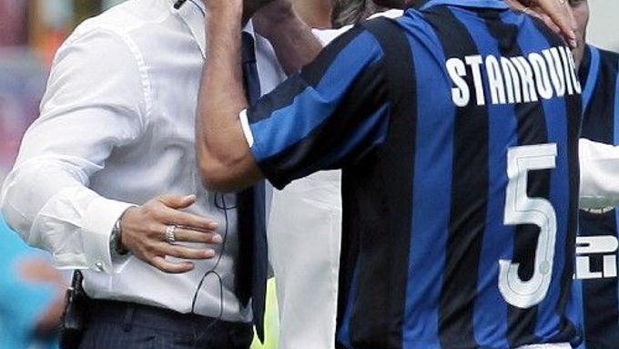 Dejan Stankovič (vpravo) v dresu Interu Milán se spolu s asistentem trenéra Sinišou Mihajlovičem raduje z gólu do sítě Udine v italské Sérii A.