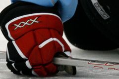 Šestnáctiletý ruský hokejista je po ráně pukem v kómatu