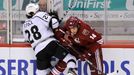 Střet Stolla s Pyattem v zápase Phoenix Coyotes - LA Kings