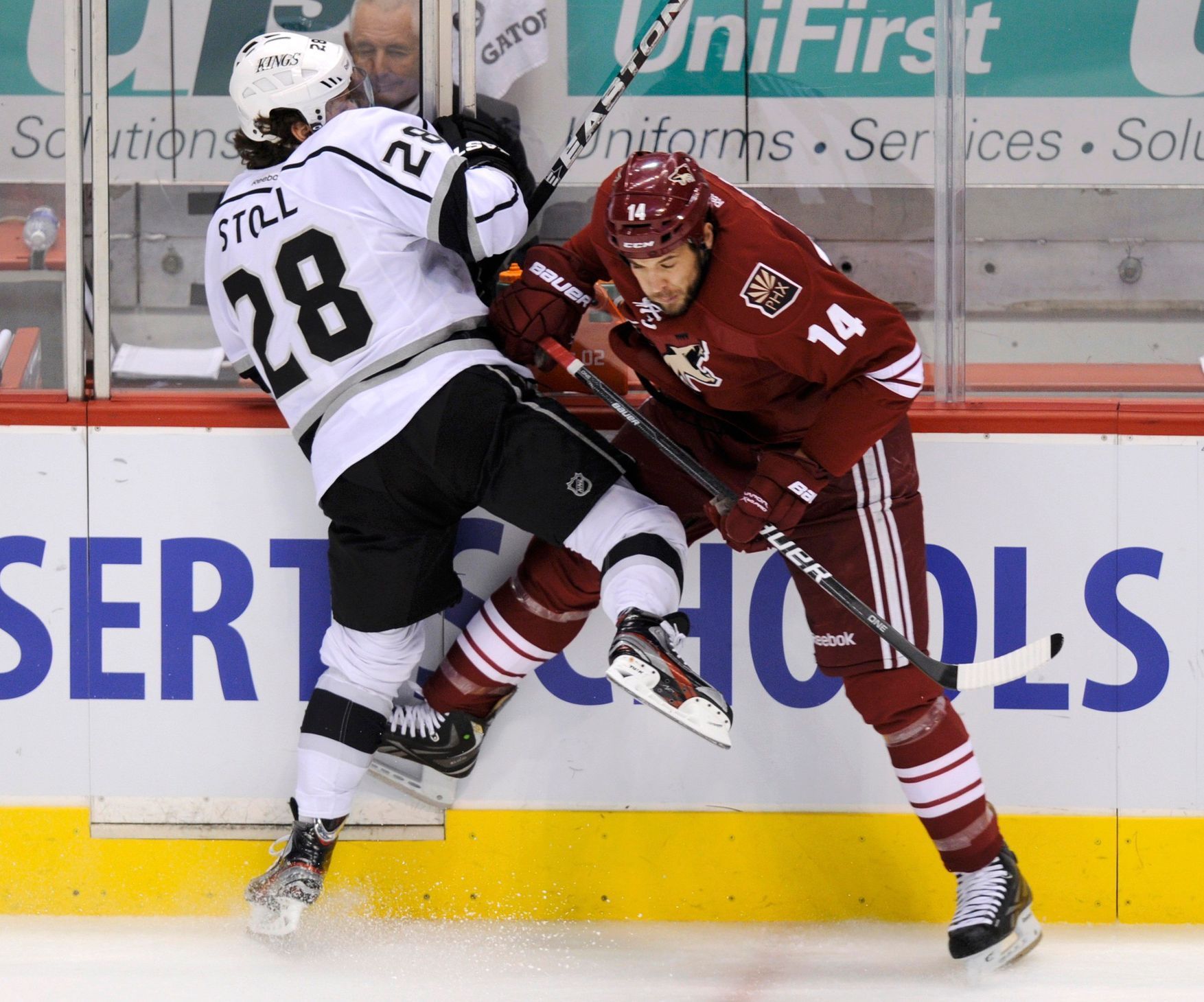 Střet Stolla s Pyattem v zápase Phoenix Coyotes - LA Kings